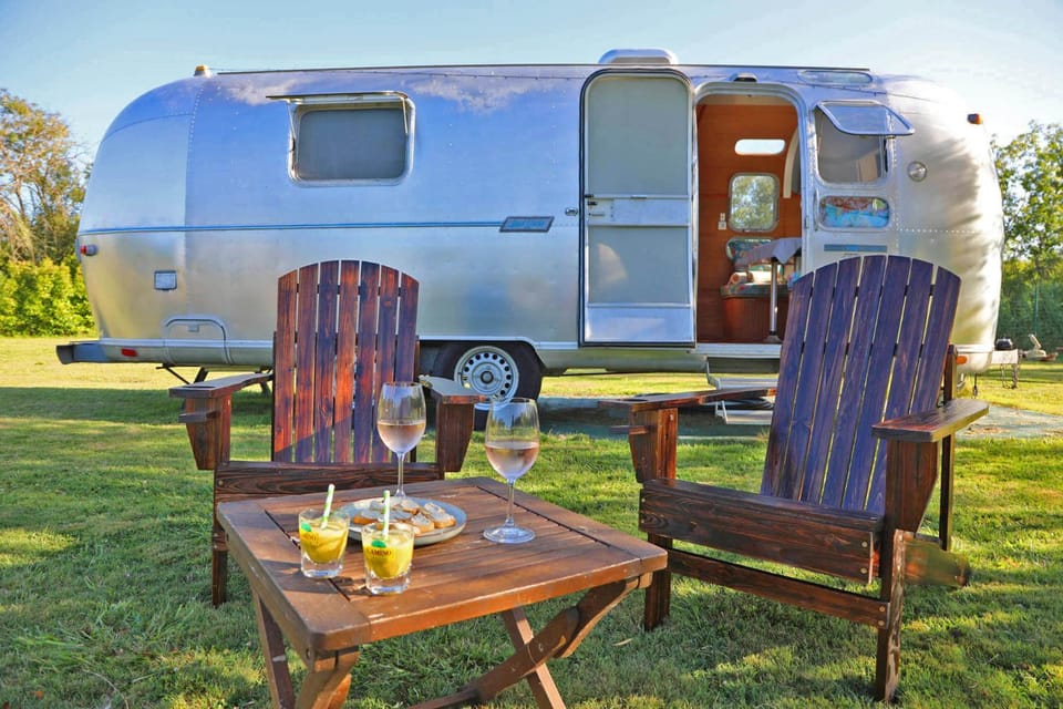 Caravane Airstream bord de lac Luxury tent in Nouvelle-Aquitaine