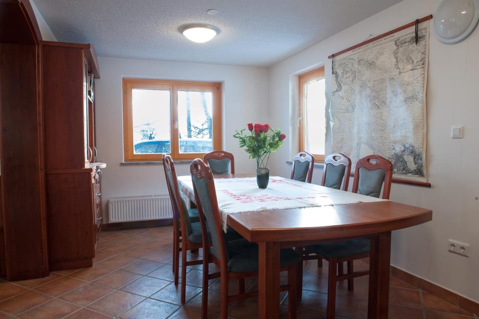 Day, Dining area