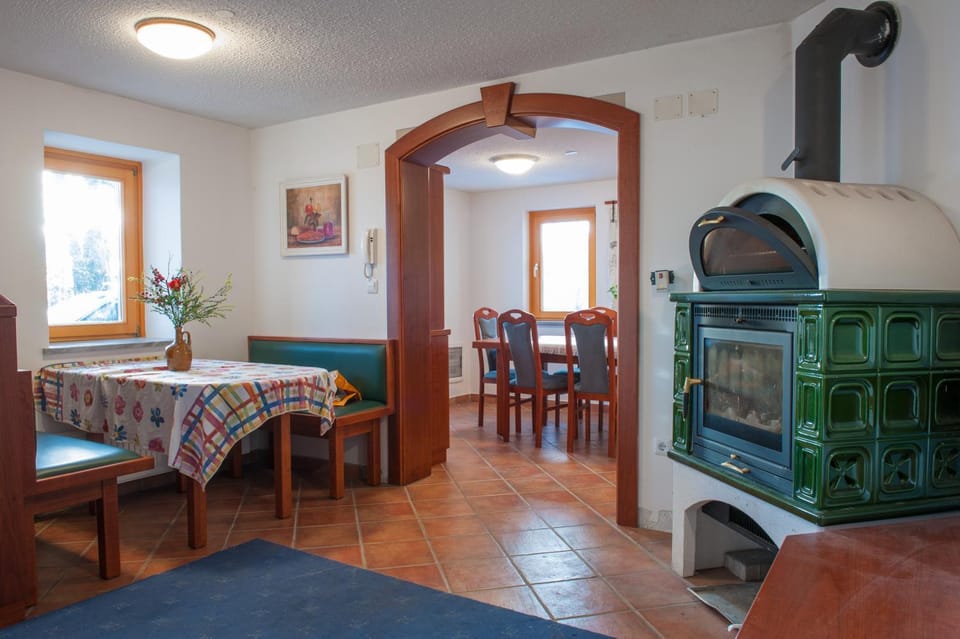Day, Dining area
