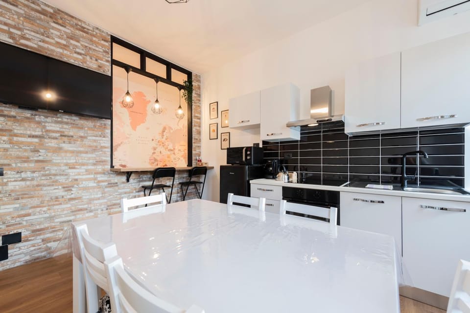 Kitchen or kitchenette, Dining area, oven, stove