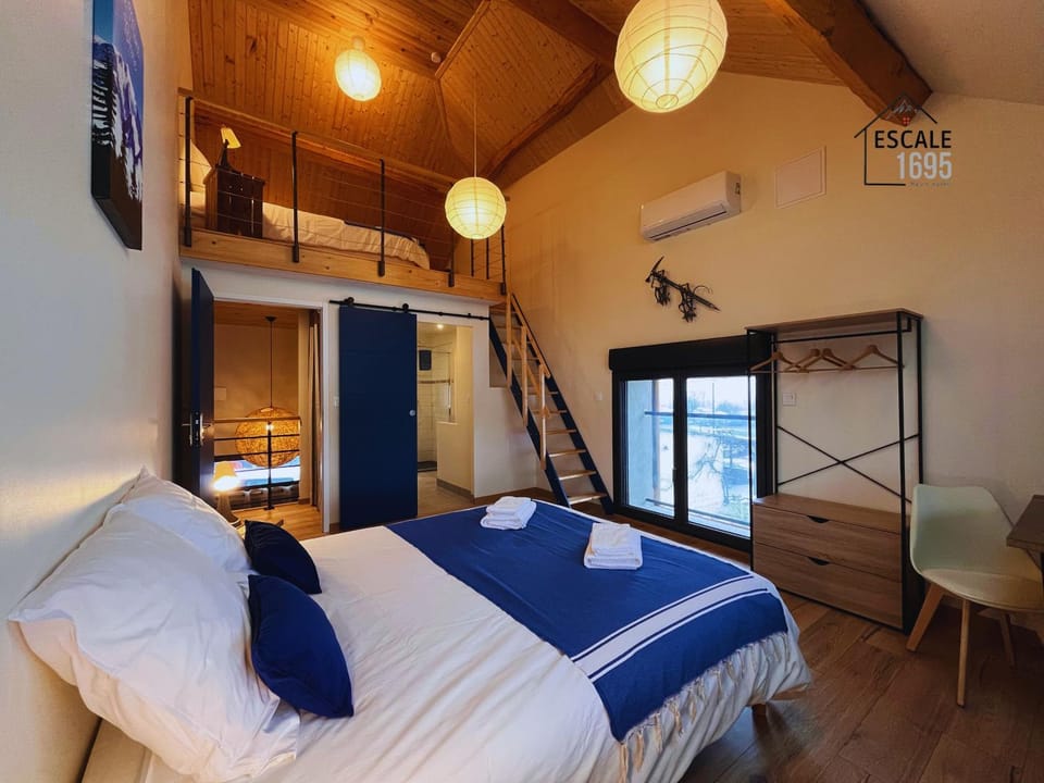 Photo of the whole room, Bedroom