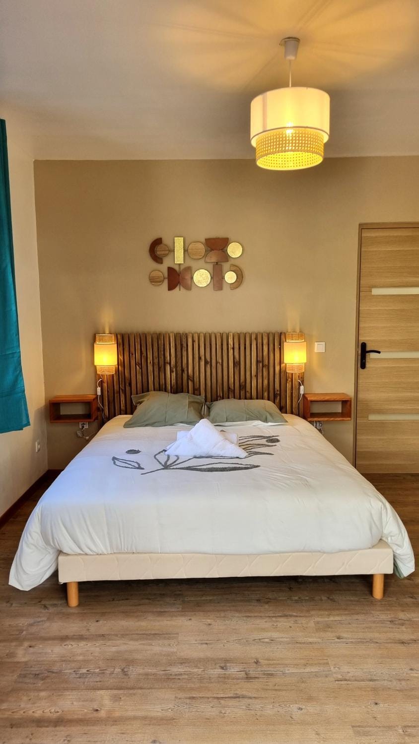 Bed, Photo of the whole room, Bedroom