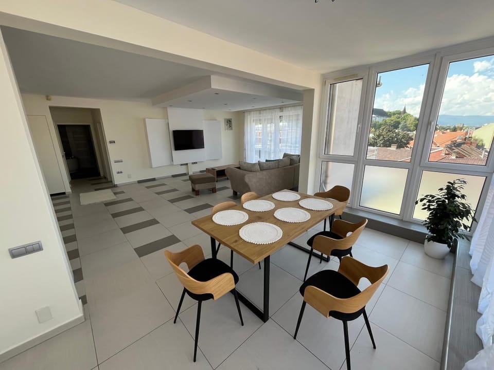 TV and multimedia, Living room, Seating area, Dining area