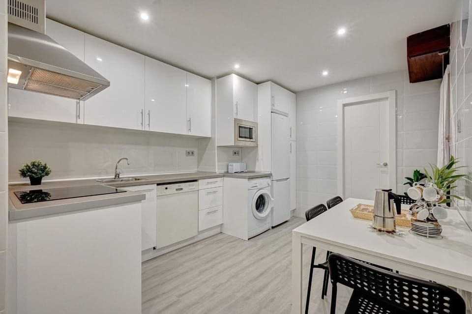 Kitchen or kitchenette, Dining area, stove, washing machine