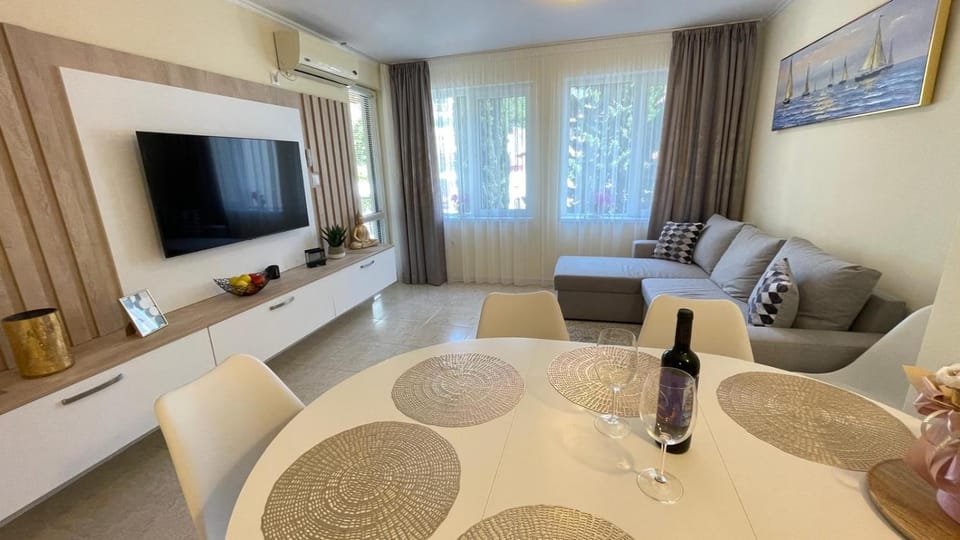 TV and multimedia, Living room, Dining area