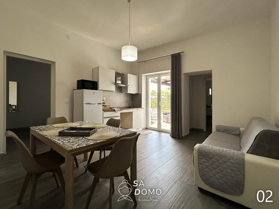 Coffee/tea facilities, Kitchen or kitchenette, Living room, Seating area, Dining area, air conditioner