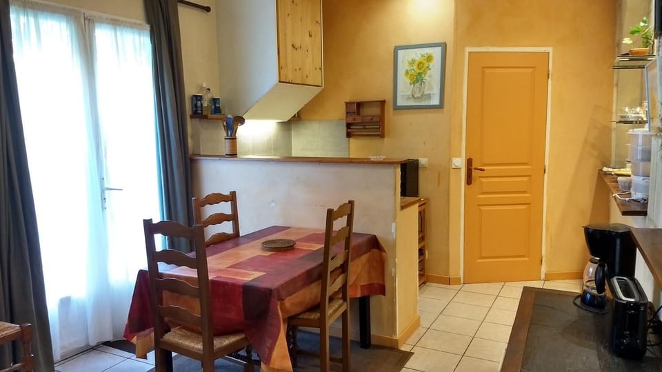Logement tranquille et frais proche gare au RDC Apartment in Saumur
