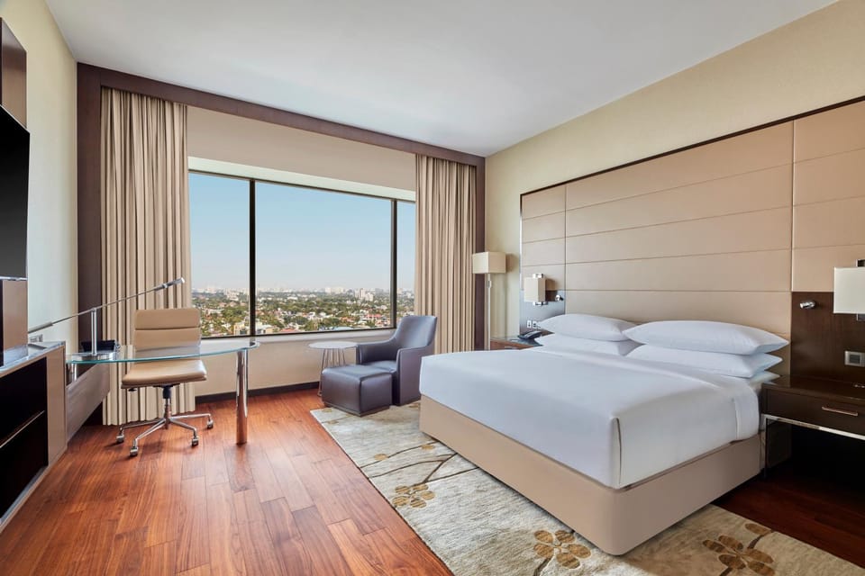 Bed, TV and multimedia, Seating area