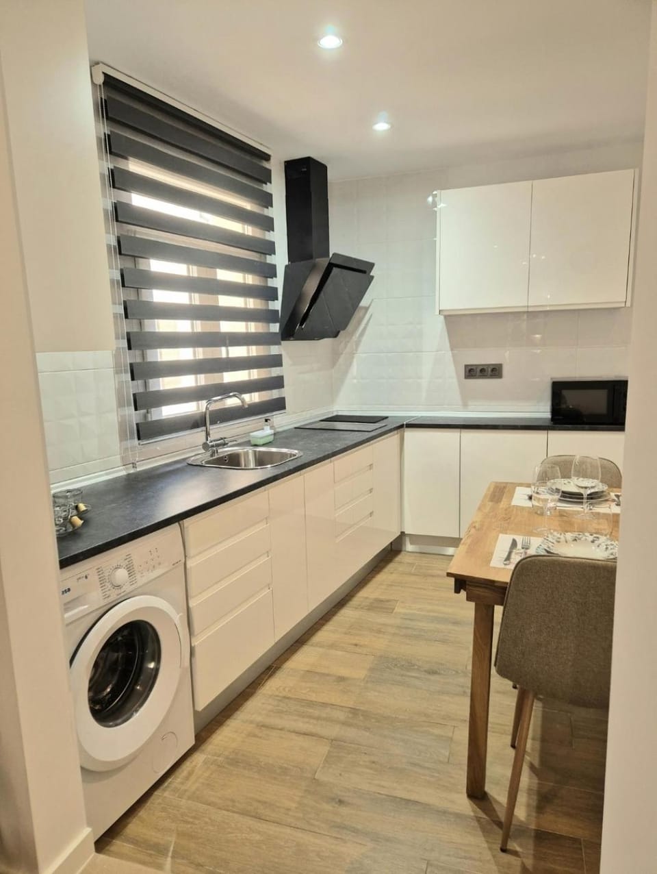 Kitchen or kitchenette, washing machine
