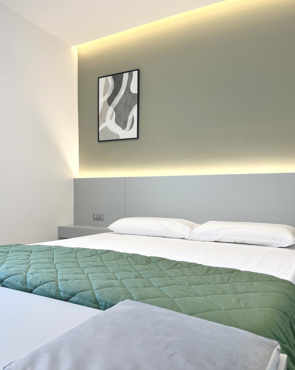 Bed, Photo of the whole room, Decorative detail, Bedroom