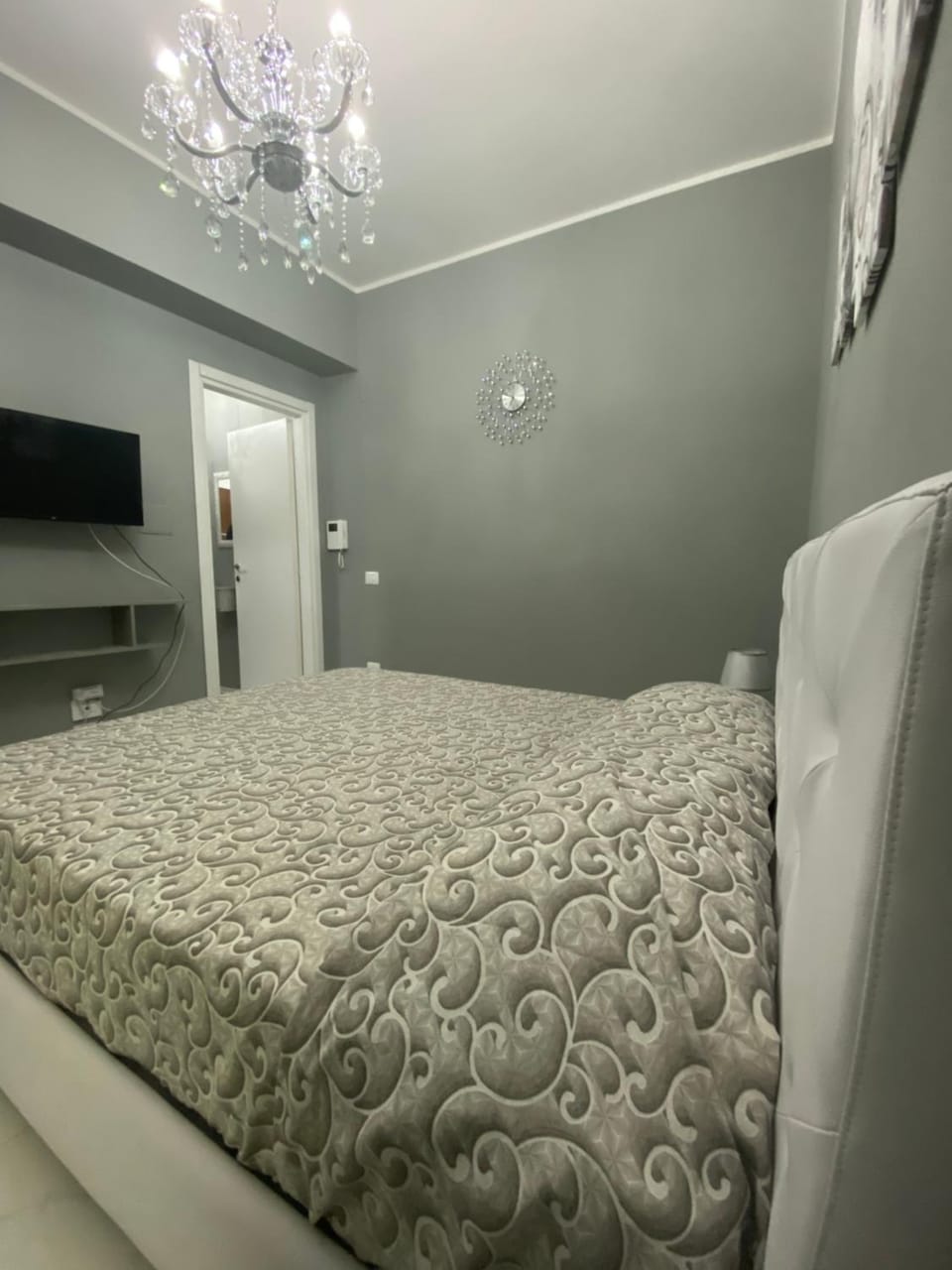 Bed, TV and multimedia, Bedroom