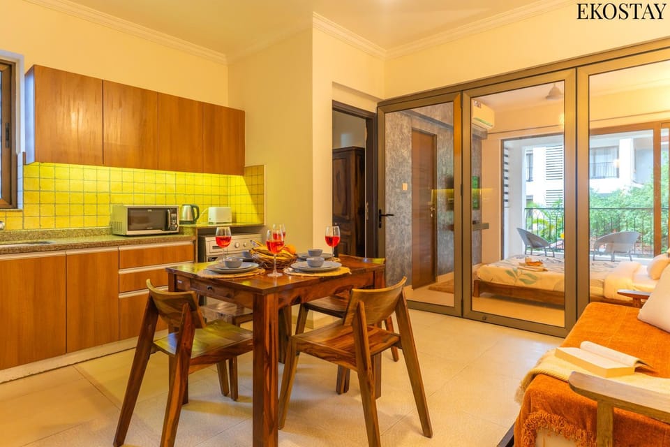 Kitchen or kitchenette, Dining area, minibar, oven, stove