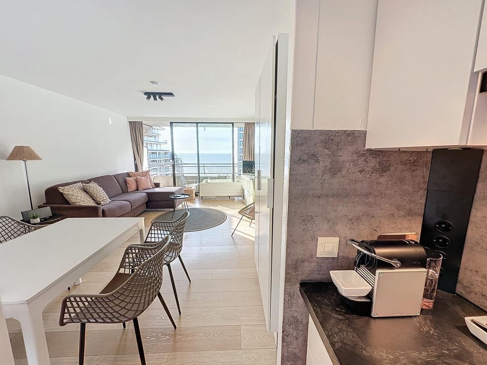 Coffee/tea facilities, Kitchen or kitchenette, Seating area, Dining area, toaster