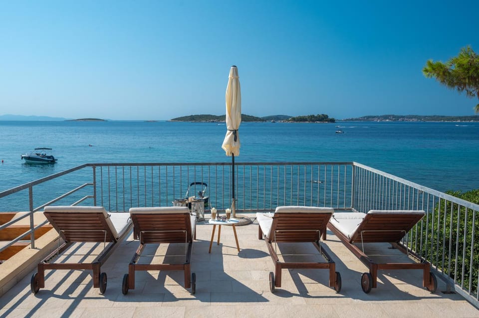 Day, Natural landscape, Balcony/Terrace, Seating area, Dining area, Sea view