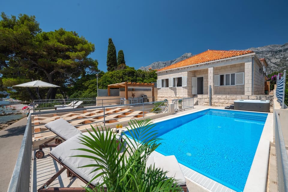 Property building, Day, Natural landscape, Mountain view, Pool view, Swimming pool, sunbed