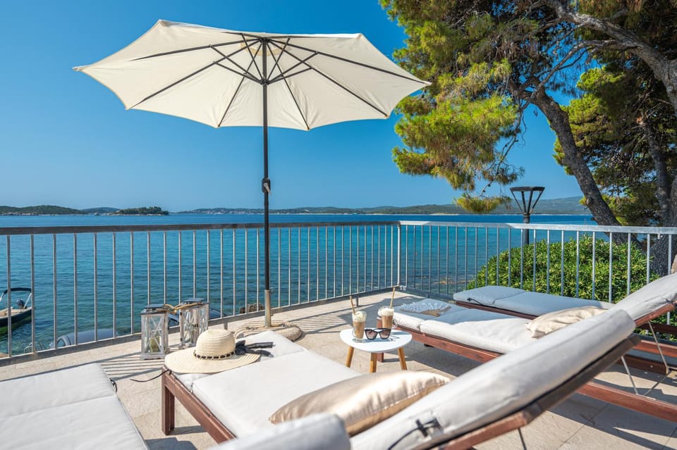 Patio, Day, Natural landscape, View (from property/room), Balcony/Terrace, Seating area, Dining area, Beach, Sea view, sunbed