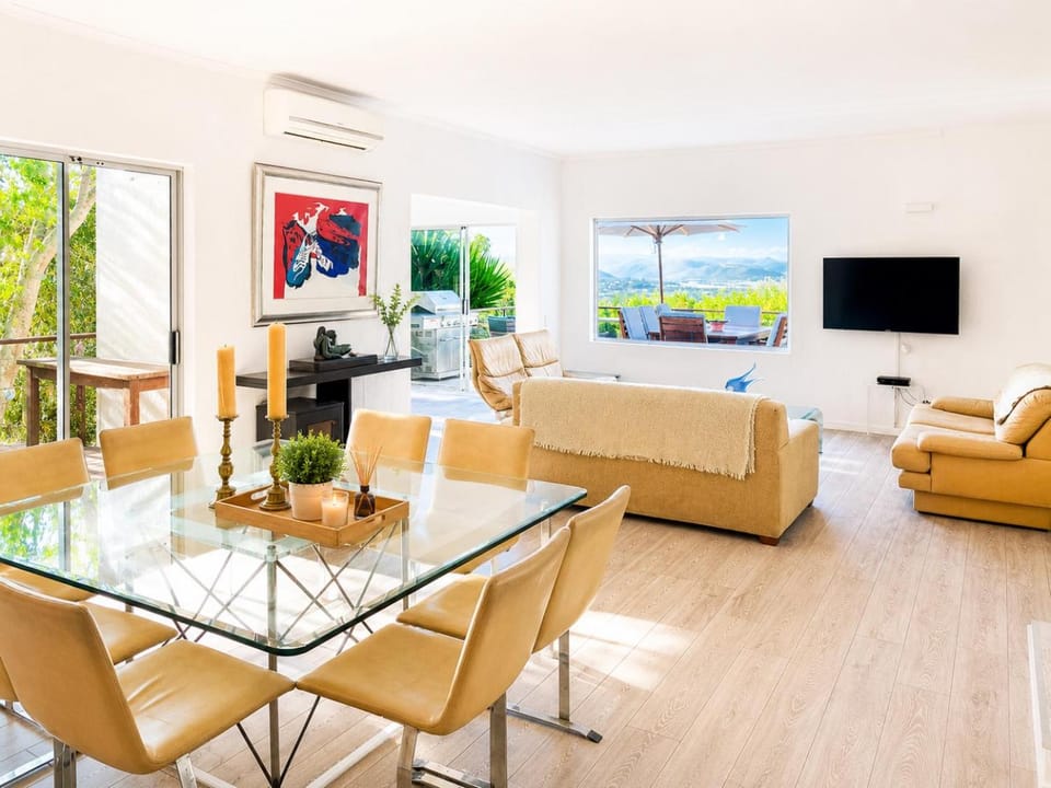 TV and multimedia, Living room, Seating area, Dining area