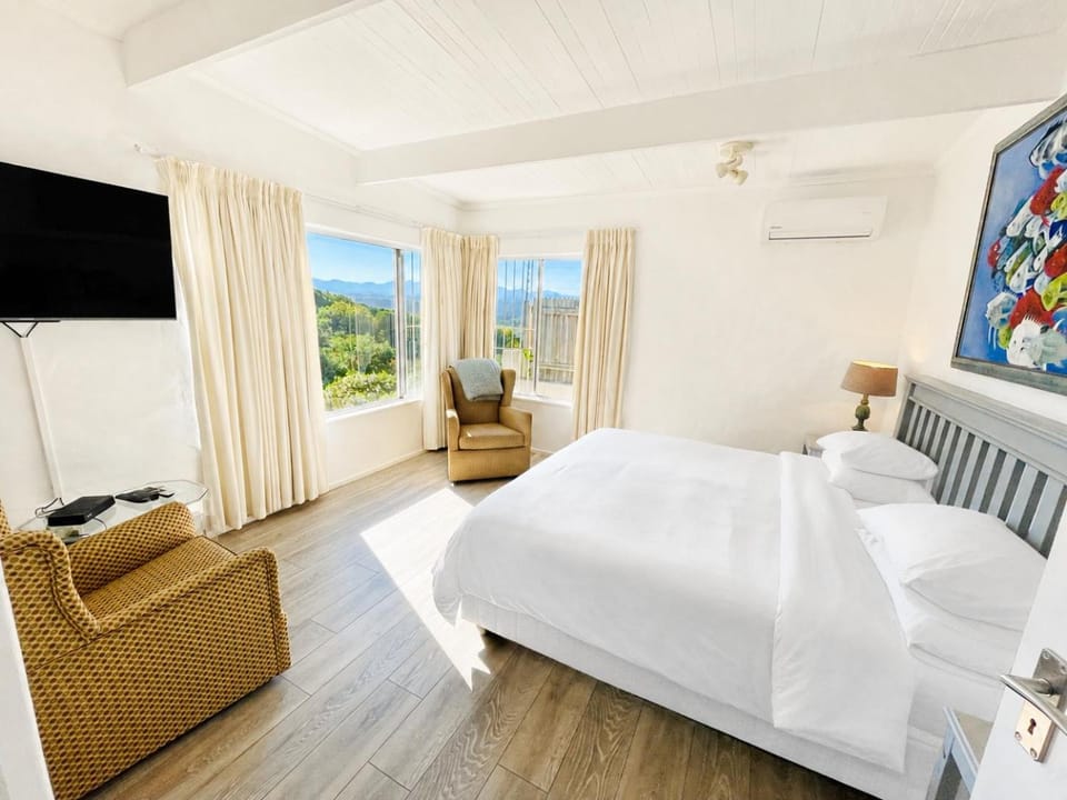 Bed, Natural landscape, TV and multimedia, Photo of the whole room, Bedroom, towels