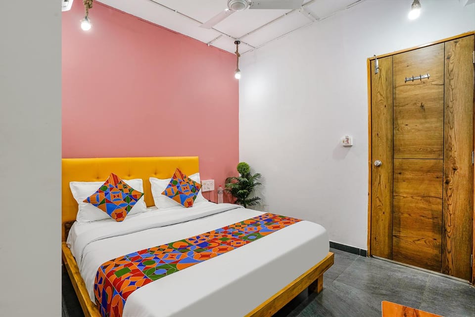 Bed, TV and multimedia, Living room, Photo of the whole room, Bedroom, wardrobe, air conditioner
