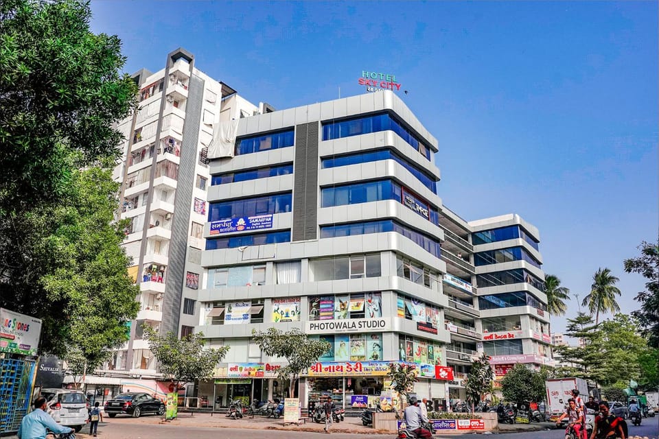 Property building, Day, Neighbourhood, City view, Street view, Location, Parking