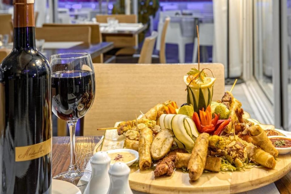 Restaurant/places to eat, Food and drinks, Banquet/Function facilities, Food, Buffet breakfast, Lunch, Dinner, Drinks, Alcoholic drinks