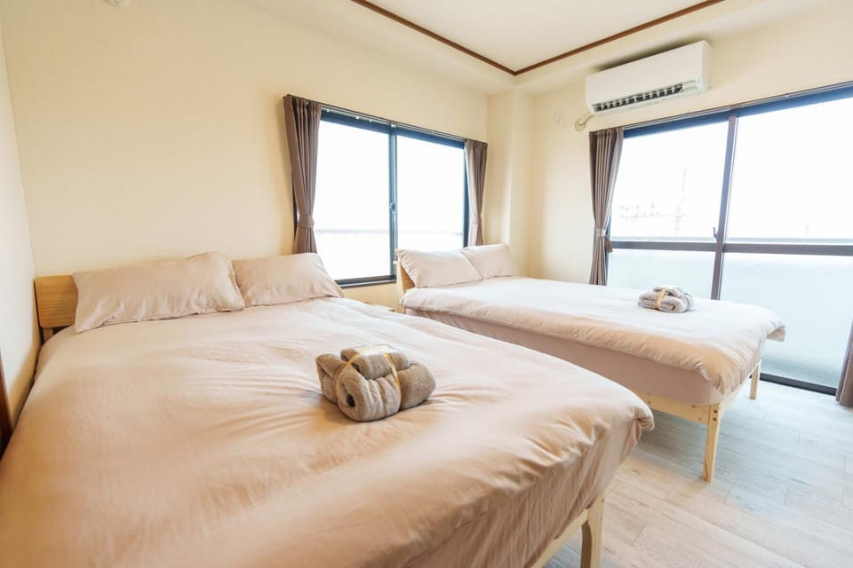 Bed, Bedroom, towels
