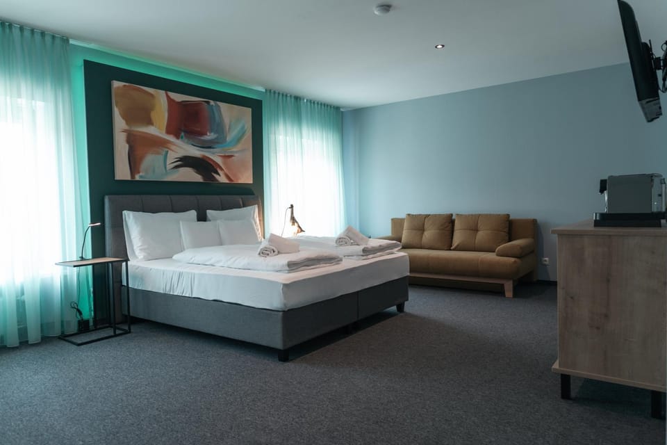 Bed, Photo of the whole room, Seating area, Bedroom