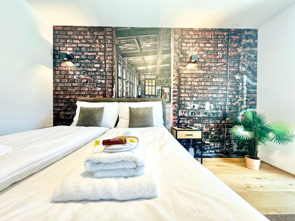 Bed, Photo of the whole room, Bedroom, towels