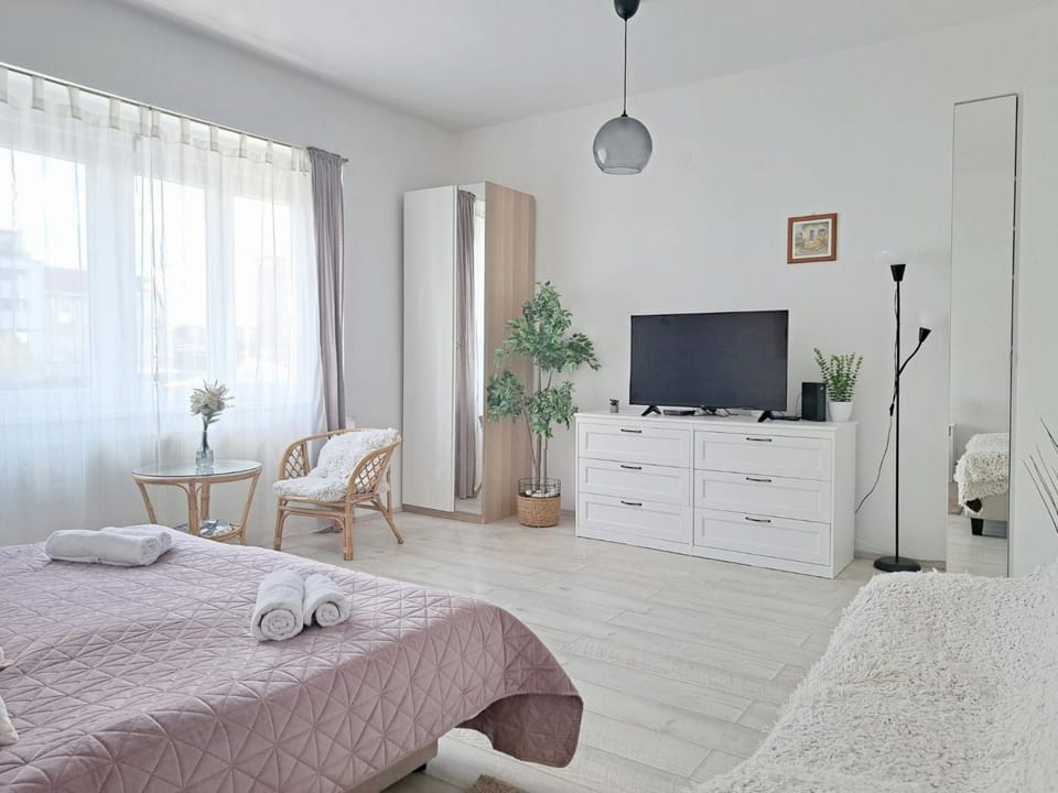 Bed, TV and multimedia, Bedroom, towels
