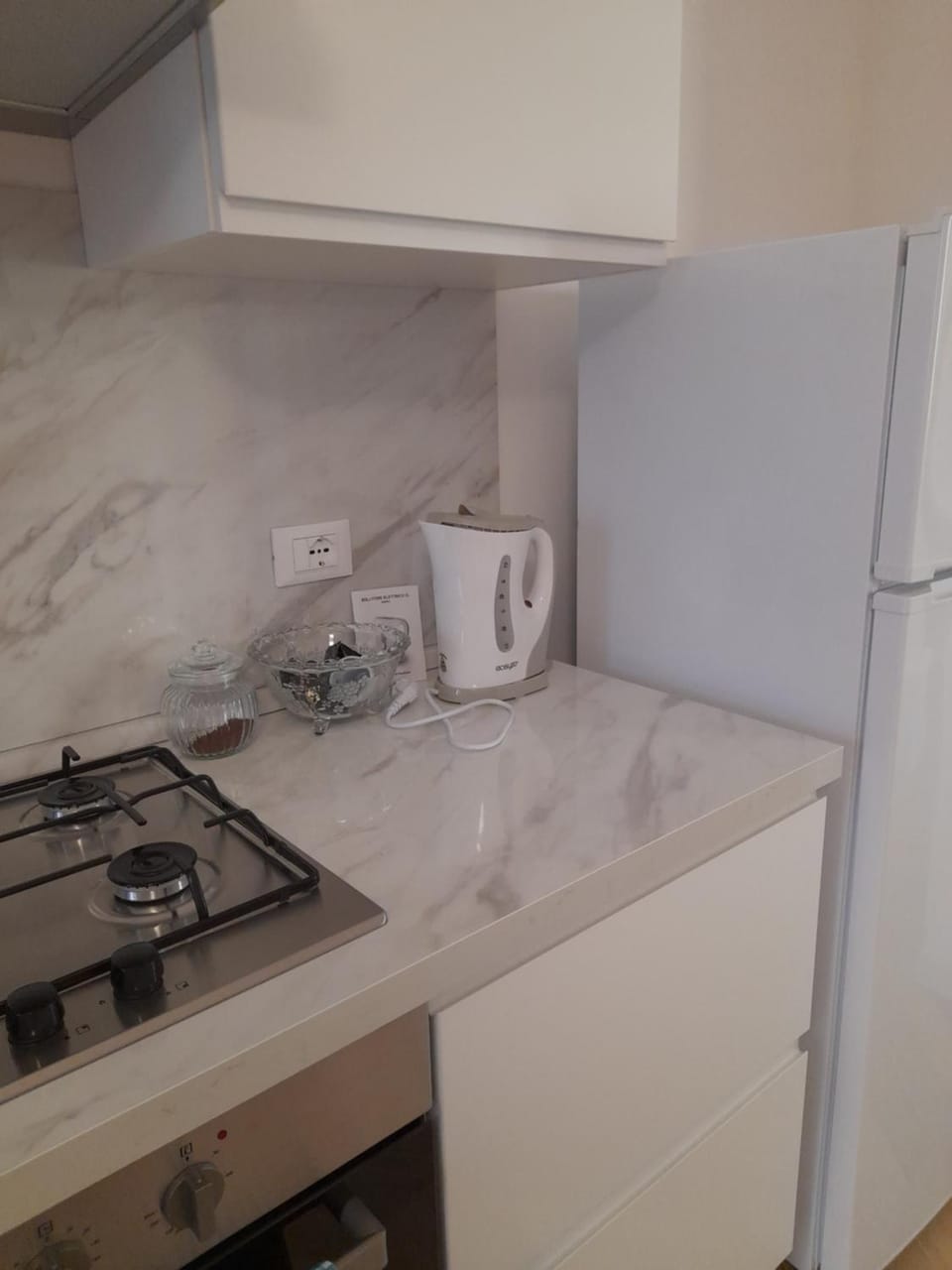 Coffee/tea facilities, Kitchen or kitchenette, stove