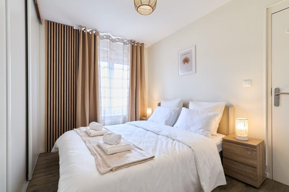 Bed, Photo of the whole room, Bedroom, towels