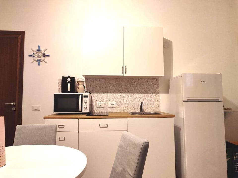 Coffee/tea facilities, Kitchen or kitchenette, Dining area, microwave, stove, toaster