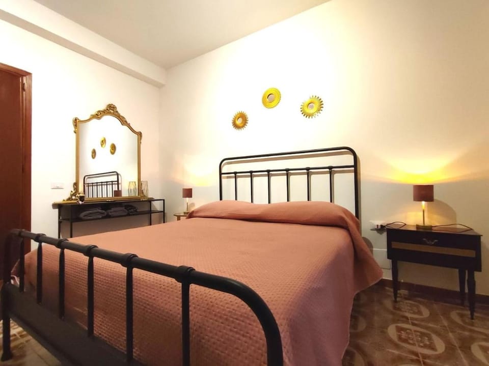 Bed, Photo of the whole room, Decorative detail, Bedroom, air conditioner