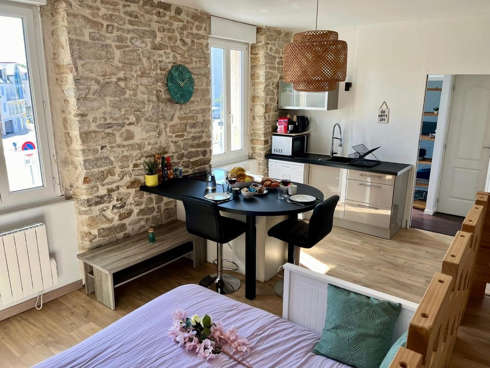 Bed, Kitchen or kitchenette, Dining area, stove
