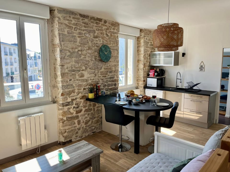 Kitchen or kitchenette, Living room, Seating area, Dining area, stove