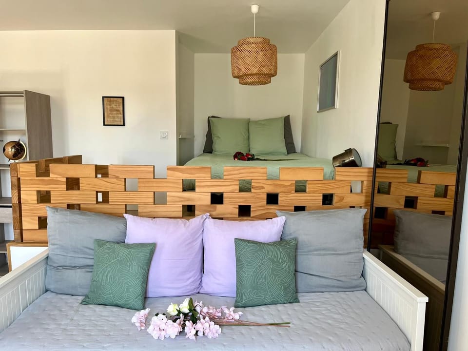 Bed, Living room, Photo of the whole room, Seating area, Bedroom