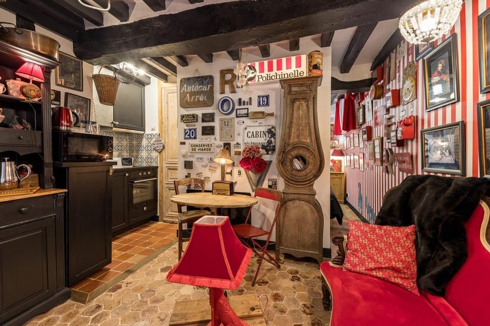 Kitchen or kitchenette, Living room, Seating area, Dining area, stove