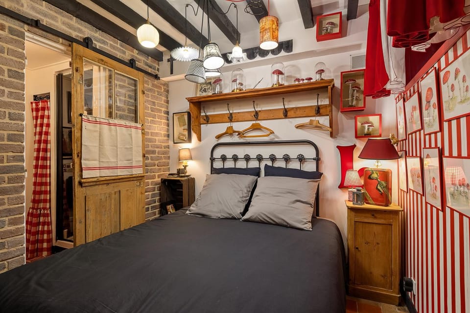 Photo of the whole room, Bedroom