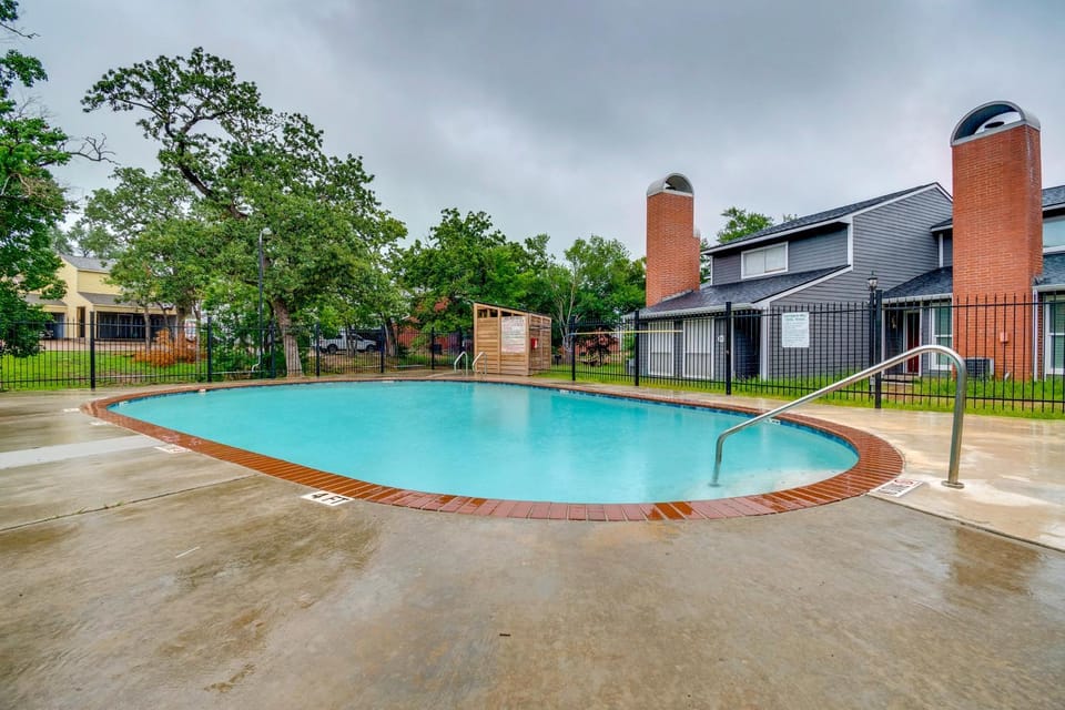 College Station Gem w/ Pool Access Near University House in College Station