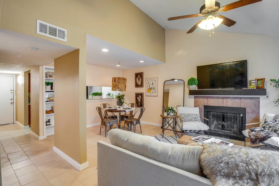 College Station Gem w/ Pool Access Near University House in College Station