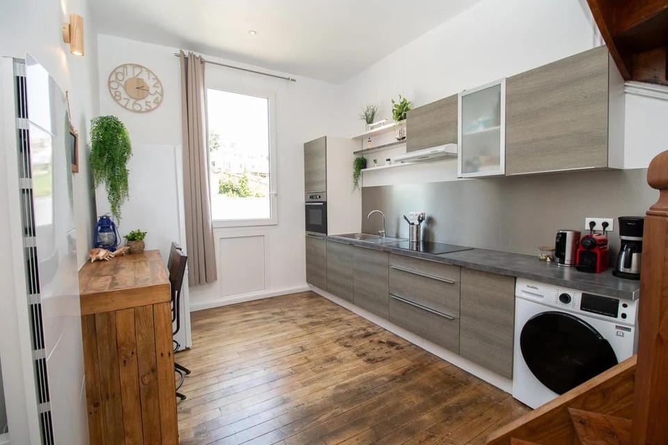 Coffee/tea facilities, oven, stove, stove, toaster, toaster, washing machine, washing machine, kitchen, kitchen