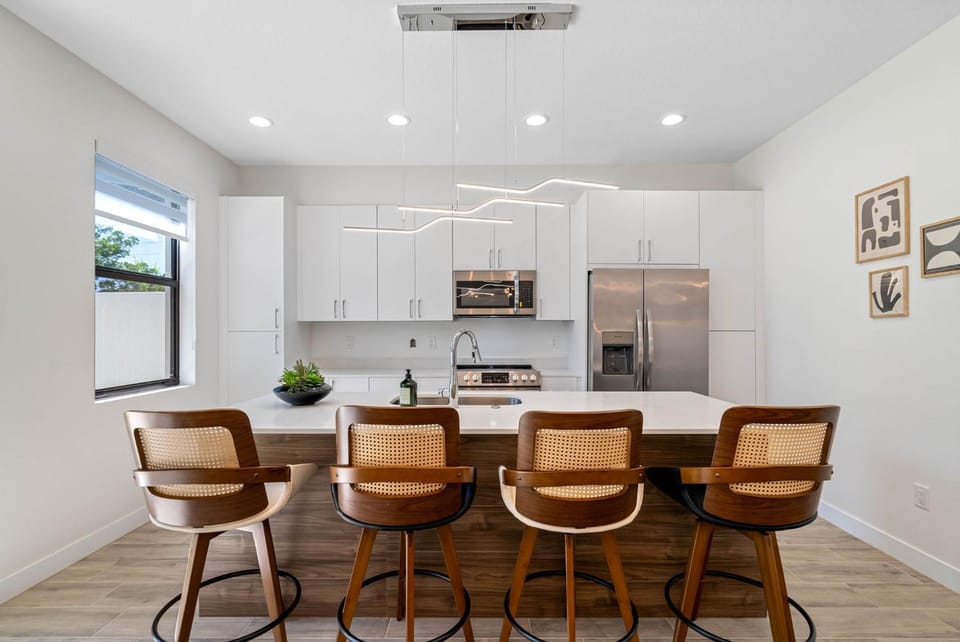 Close to DT Tampa Newly Designed Fully Stocked Kitchen House in Egypt Lake-Leto