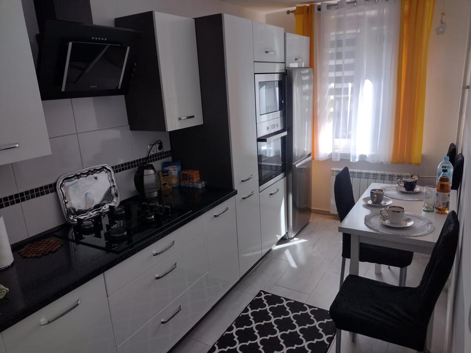 Coffee/tea facilities, Kitchen or kitchenette, Food and drinks, Dining area, Food, dishwasher, stove