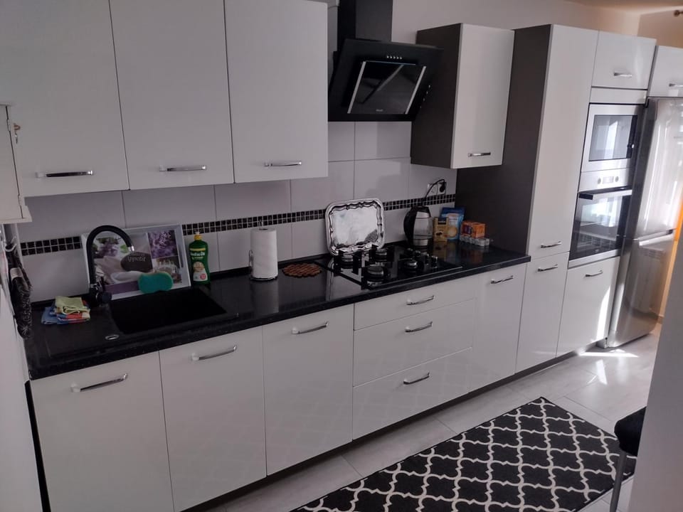 Kitchen or kitchenette, dishwasher, stove