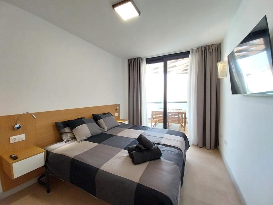 Bed, TV and multimedia, Bedroom