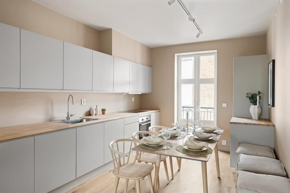 Kitchen or kitchenette, Dining area