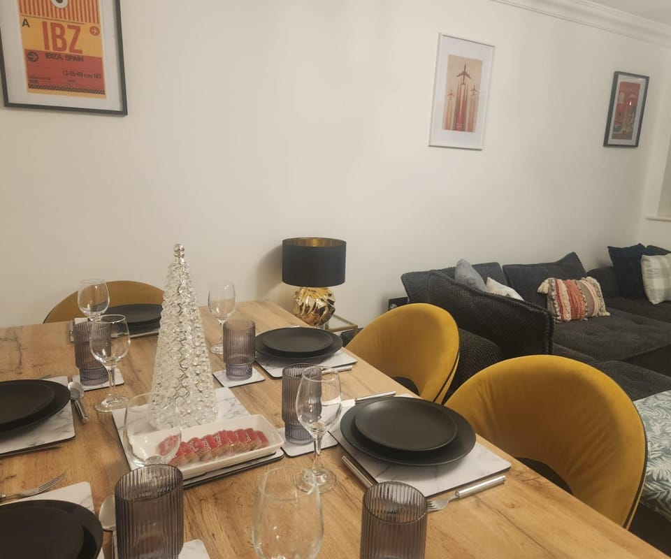 Food and drinks, Seating area, Dining area, Food, Drinks