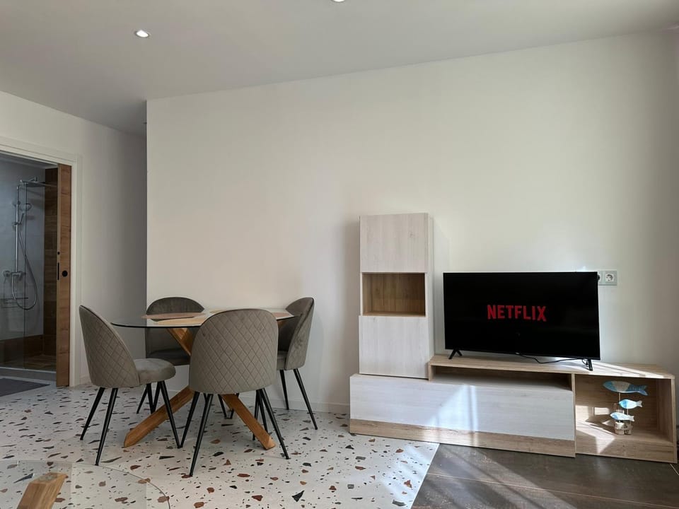 TV and multimedia, Living room, Seating area, Dining area, Evening entertainment