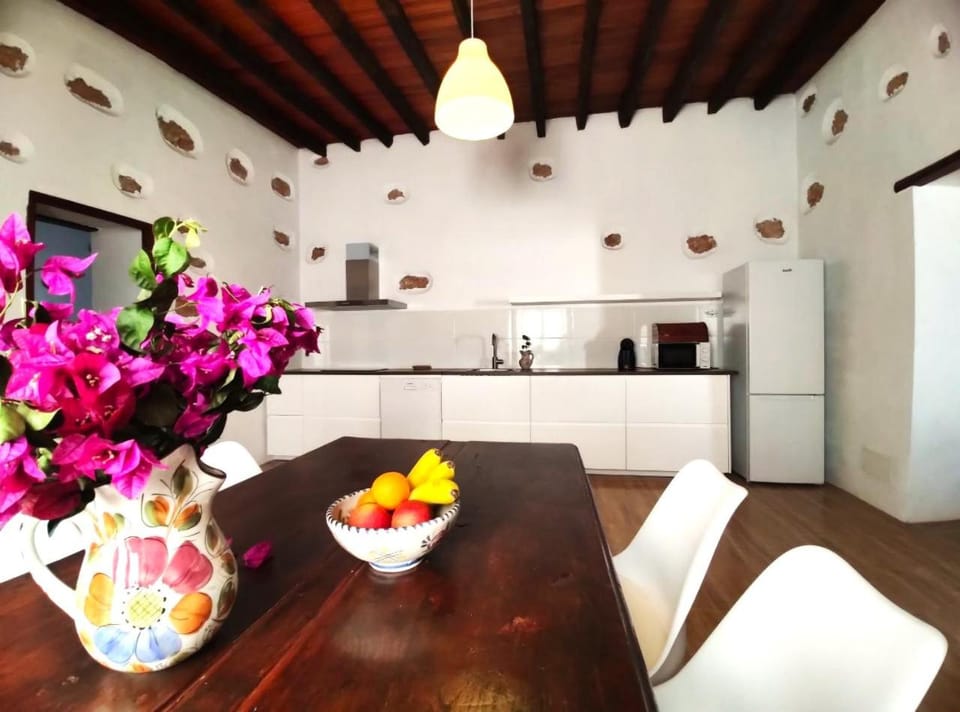 Coffee/tea facilities, Kitchen or kitchenette, Food and drinks, Dining area, Food, dishwasher, microwave, stove