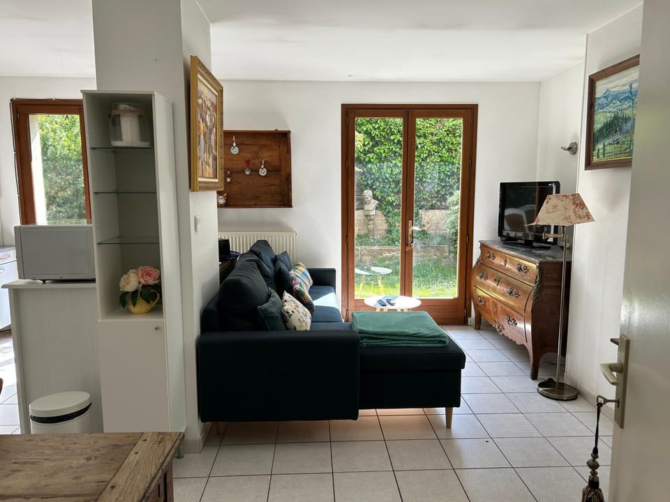 Eden un jardin au cœur du village House in Dijon